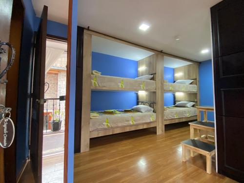 ラタクンガにあるLatacunga Hostelの鏡付きの客室内の二段ベッド2台