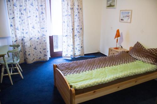 Schlafzimmer mit einem Bett, einem Tisch und einem Fenster in der Unterkunft TraumLandl in Landl