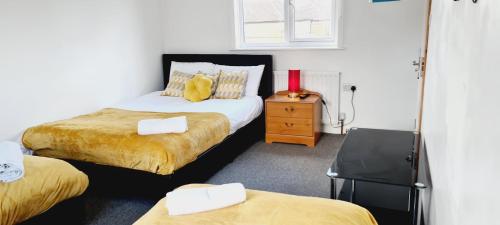a bedroom with two beds and a dresser and a bed sidx sidx at Browning House I Long or Short Stay I Special Rate Available in Derby