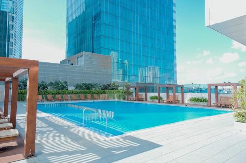 Slave Island的住宿－Brand new Water Front Luxury Cinnamon Suites Apartment in heart of Colombo City，建筑物屋顶上的游泳池