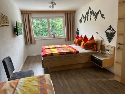 1 dormitorio con cama y ventana en Häringer Mühle, en Bad Häring