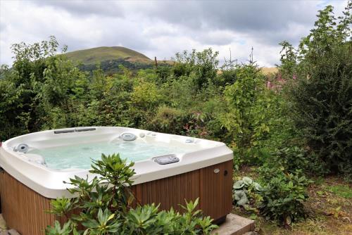 Lázně a/nebo wellness v ubytování Damhead Cottage in Edinburgh with a Hot Tub