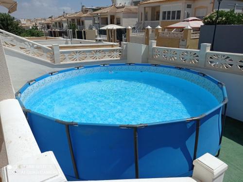 une grande piscine bleue sur un balcon dans l'établissement Magnifique maison entre mer et montagne, à Alicante