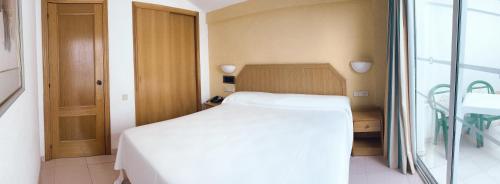 Letto o letti in una camera di AR Roca Esmeralda & SPA Hotel