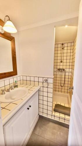 une salle de bain avec un lavabo et une douche dans l'établissement Les Restanques 3 chambres 3020, à Grimaud