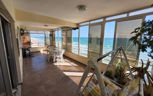een kamer met een balkon met uitzicht op de oceaan bij Tavernes de Valldigna Chez Svetlana in El Brosquil