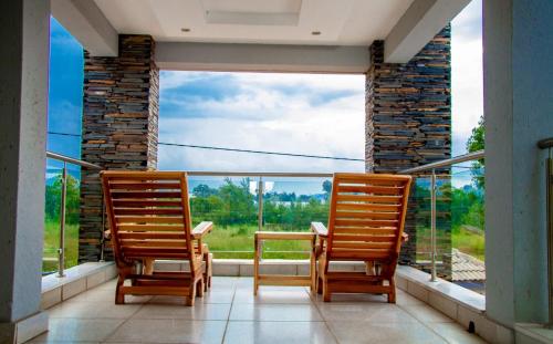 zwei Stühle vor einem großen Fenster in der Unterkunft Kliprivier Guest House in Tokoza