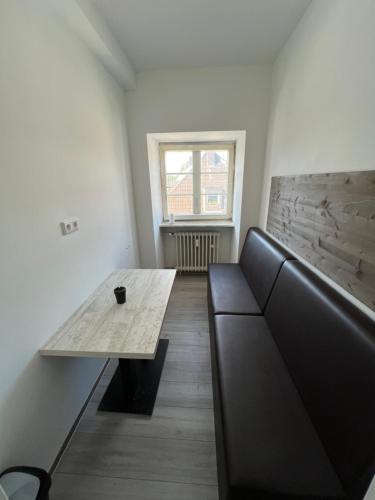 a room with a bench and a table and a window at Viersen Schöne Apartments am Dülkener Bahnhof Vi01 bis Vi09 in Viersen