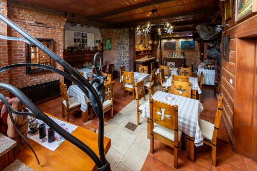 ein Restaurant mit Tischen und Stühlen in einem Zimmer in der Unterkunft Hotel Everest in Węgrów