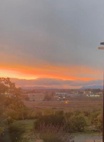 uma vista para um campo com um pôr-do-sol ao fundo em CALAFATE WIFI Depto 2 personas em El Calafate