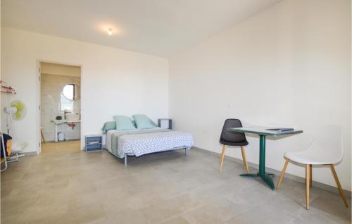 una camera con letto, tavolo e sedie di Beautiful Apartment In Piana With Kitchen a Piana