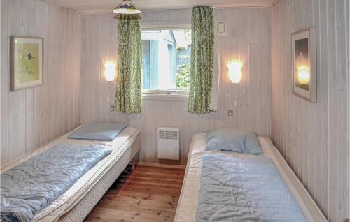 FjellerupにあるStunning Home In Glesborg With 3 Bedrooms, Sauna And Wifiのツインベッド2台 窓付きの部屋
