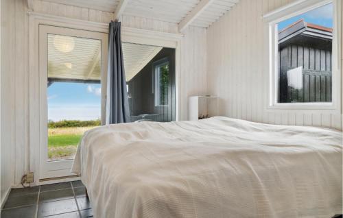 Postel nebo postele na pokoji v ubytování 3 Bedroom Gorgeous Home In Knebel