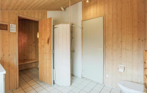 StrandlystにあるStunning Home In Slagelse With 4 Bedrooms, Sauna And Wifiのバスルーム(トイレ、洗面台、ドア付)