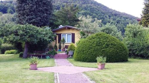 a small house in the middle of a yard at Haus im Gruenen in Weilbach