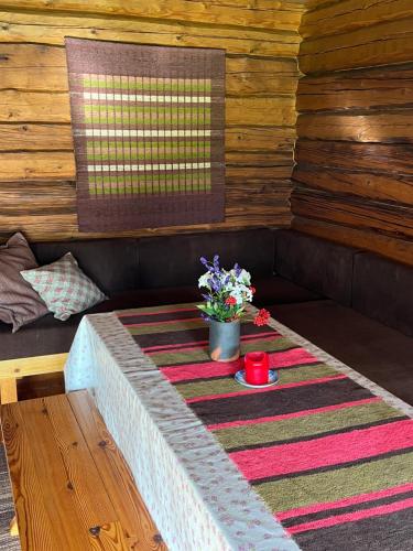 Ruang duduk di Valkolan kartanon saunatupa, yksi huone ja sauna