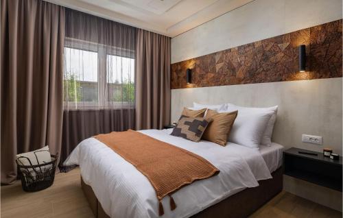 ein Schlafzimmer mit einem großen Bett und einem Fenster in der Unterkunft Villa Eleni in Ljubač
