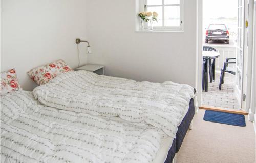 1 cama con edredón blanco en un dormitorio en 2 Bedroom Awesome Apartment In Bagenkop, en Bagenkop