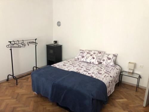 una camera con un letto e una coperta blu di Studio apartman a Knin (Tenin)