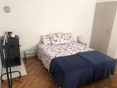 a small bedroom with a bed and a television at Studio apartman in Knin