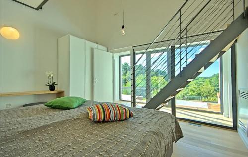 Schlafzimmer mit einem Bett und einem großen Fenster in der Unterkunft Villa Vala in Bokordići