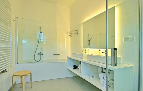 ein Badezimmer mit einem Waschbecken, einer Dusche und einer Badewanne in der Unterkunft Villa Vala in Bokordići