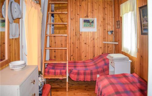 een slaapkamer met een stapelbed en een ladder bij Nice Home In Sande I Vestfold With House A Panoramic View in Svelvik