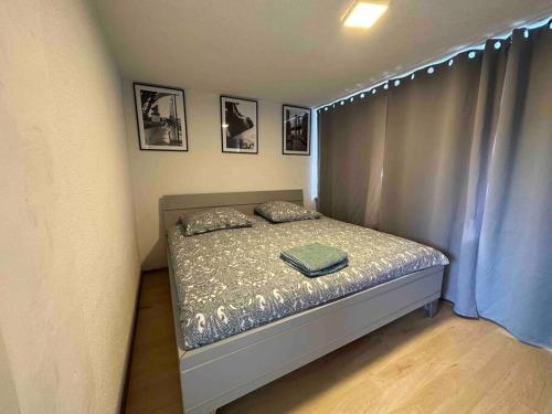 um pequeno quarto com uma cama num quarto em 2 Zimmer Appartement Private Küche und Bad em Mönchengladbach