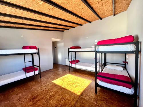 Postel nebo postele na pokoji v ubytování Moving Hostel Travel Bar