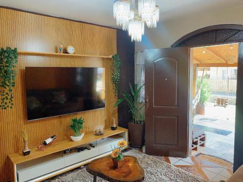 sala de estar con TV de pantalla plana grande en Ótima Casa para 10 pessoas /menos de 100m da Praia en Florianópolis