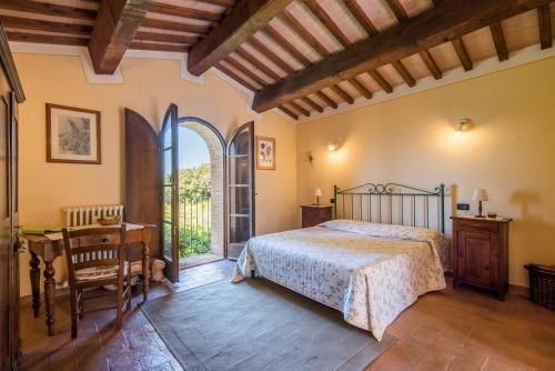 A bed or beds in a room at Ginepro Apartment Podere Giardino