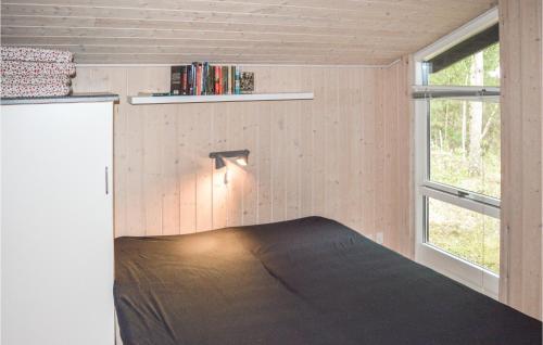 SkramにあるAwesome Home In lbk With Wifiの小さなベッドルーム(ベッド1台、窓2つ付)が備わります。