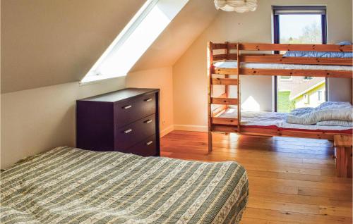 HumbleにあるNice Home In Humble With 4 Bedrooms, Sauna And Wifiのベッドルーム1室(二段ベッド2台、ドレッサー付)