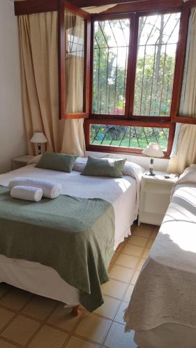 een slaapkamer met 2 bedden en een raam bij Hotel ACA Eldorado in Eldorado