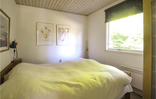 En eller flere senger på et rom på Awesome Home In Ebeltoft With Wifi