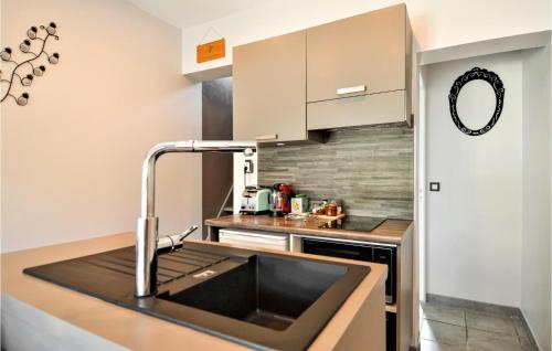 une cuisine avec un évier et un plan de travail dans l'établissement Lovely Home In Beaucaire With Wifi, à Beaucaire