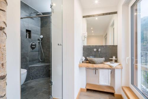 W łazience znajduje się umywalka i prysznic. w obiekcie Regina's Gästehaus w mieście Weisenbach