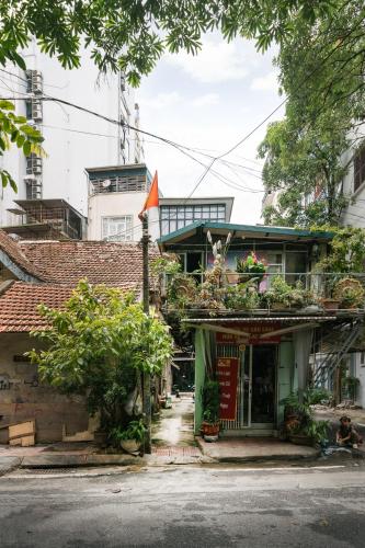 un bâtiment avec des plantes sur son côté dans l'établissement Dalili Homestay - A homestay with 3 fully equipped studio in Hanoi old quarter, à Hanoï