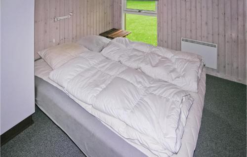 StokkebroにあるCozy Home In Grenaa With Wifiの窓付きの客室で、白い大型ベッド1台が備わります。