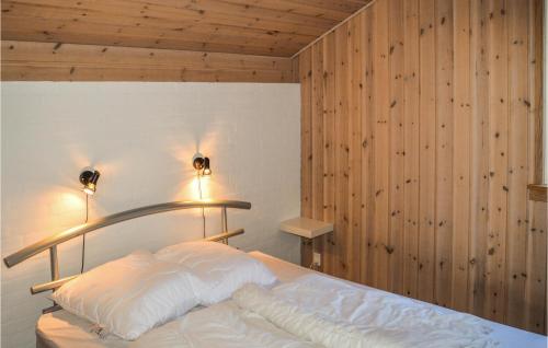 ÅlbækにあるBeautiful Home In lbk With 3 Bedrooms, Sauna And Wifiのベッドルーム1室(枕2つ、照明2つ付)