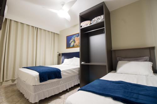 2 camas en una habitación de hotel con 2 camas en Apto Germano Praia, en Balneário Camboriú