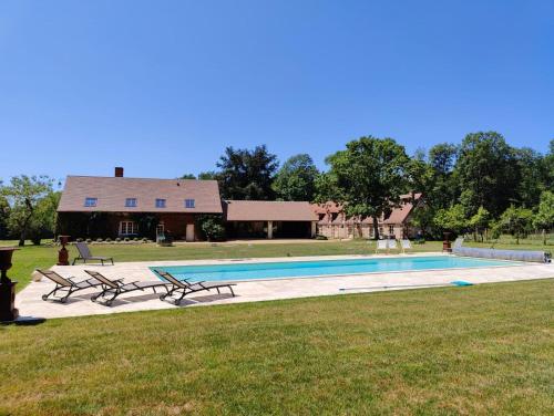 une piscine devant une maison dans l'établissement Les chambres de Charnay - Calme Charme Clim et Confort Piscine à 5 mn du péage, à Vierzon
