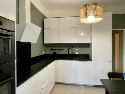 Air-conditioned apartment with garage near the sea