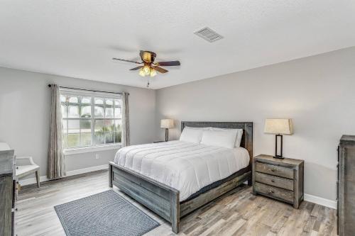 Postel nebo postele na pokoji v ubytování 1941 Coral Island Rd