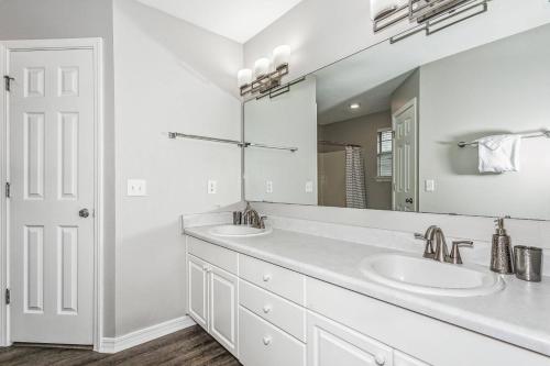 Koupelna v ubytování 1941 Coral Island Rd