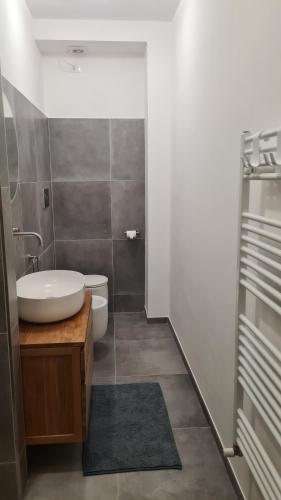 La salle de bains est pourvue d'une baignoire, de toilettes et d'un lavabo. dans l'établissement Appartamentino In Piazza, à Grottammare