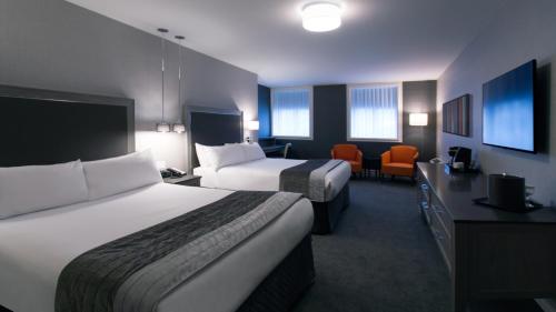 魁北克市的住宿－維多利亞莊園酒店，酒店客房配有两张床和一张书桌