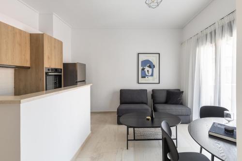 ein Wohnzimmer mit einem Sofa und einem Tisch in der Unterkunft Elliot in Athen