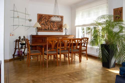 - une salle à manger avec une table et des chaises en bois dans l'établissement Elegance ,Space & Luxury in Brussels, à Bruxelles