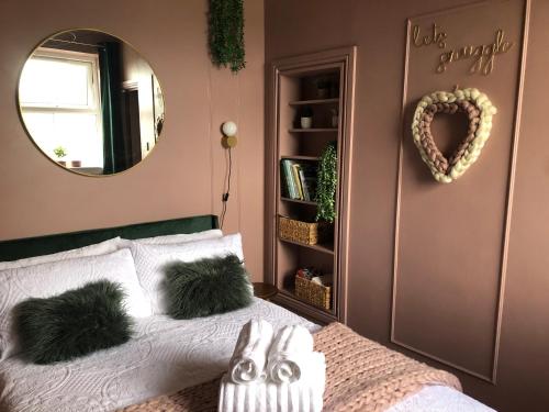 Postel nebo postele na pokoji v ubytování Ffau Bach - Little Den